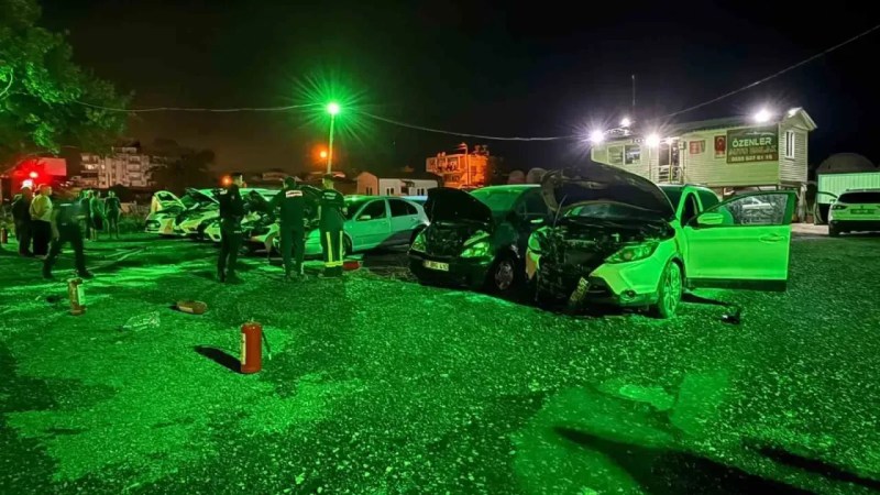 Galerideki 6 aracı benzin dökerek yaktı!