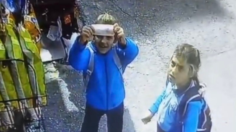 Öğrencilerden esnafı duygulandıran örnek hareket