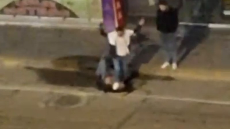 Yerde yatan kişinin kafasına ayağıyla bastı!