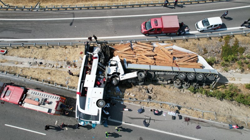Manisa’dan kahreden haber: Feci kazada 11 kişi öldü, 26 yaralı