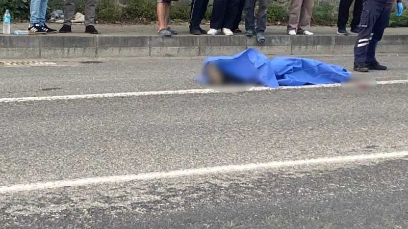 Tırın altına giren motosikletli can verdi!