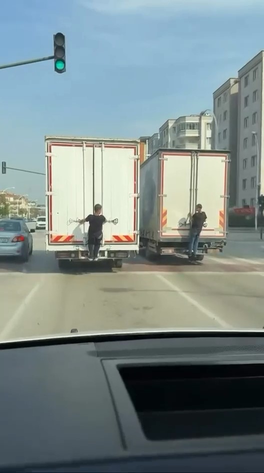 Kamyon arkasında tehlikeli yolculuk!