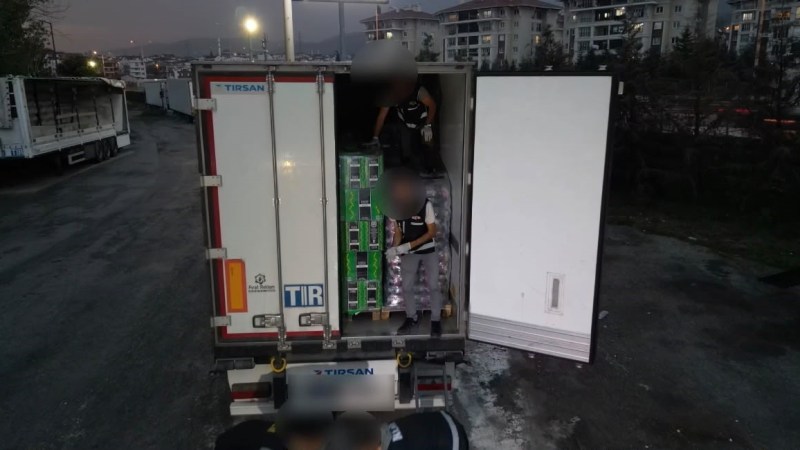 Tırda 95 bin paket kaçak tütün ele geçirildi!