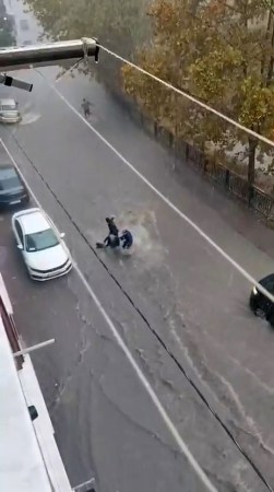 Suya kapılan kadın böyle sürüklendi