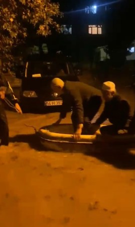 Yatsı namazı çıkışı mahsur kaldılar: Çareyi kayıkta buldular