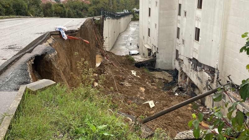 Gölcük’te çöken istinat duvarı korkuttu!