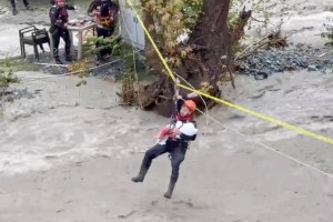 Jandarma bebeği kucağında uyutup kurtardı