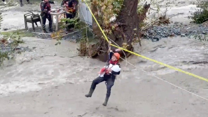 Jandarma bebeği kucağında uyutup kurtardı