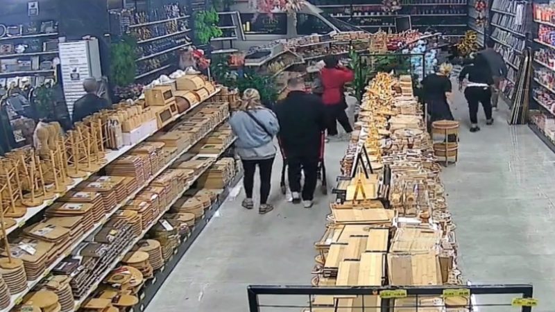 Mağazaya servis aracı daldı: Müşteriler neye uğradığını şaşırdı