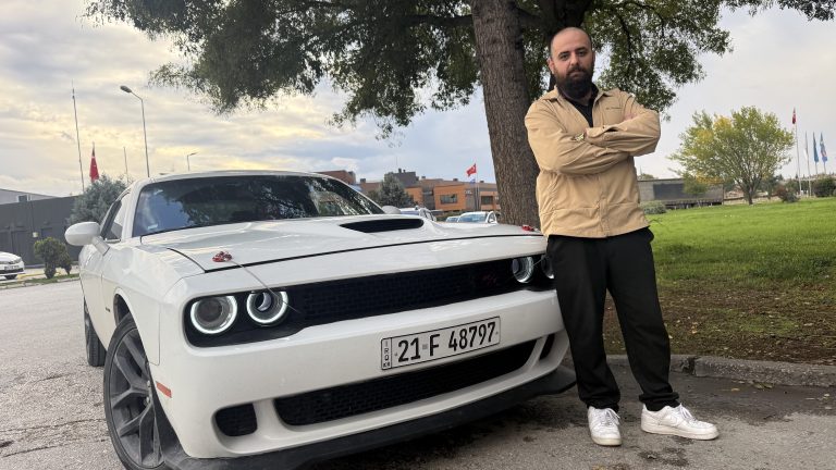 Milyonluk otomobilini asgari ücretle yürütüyor