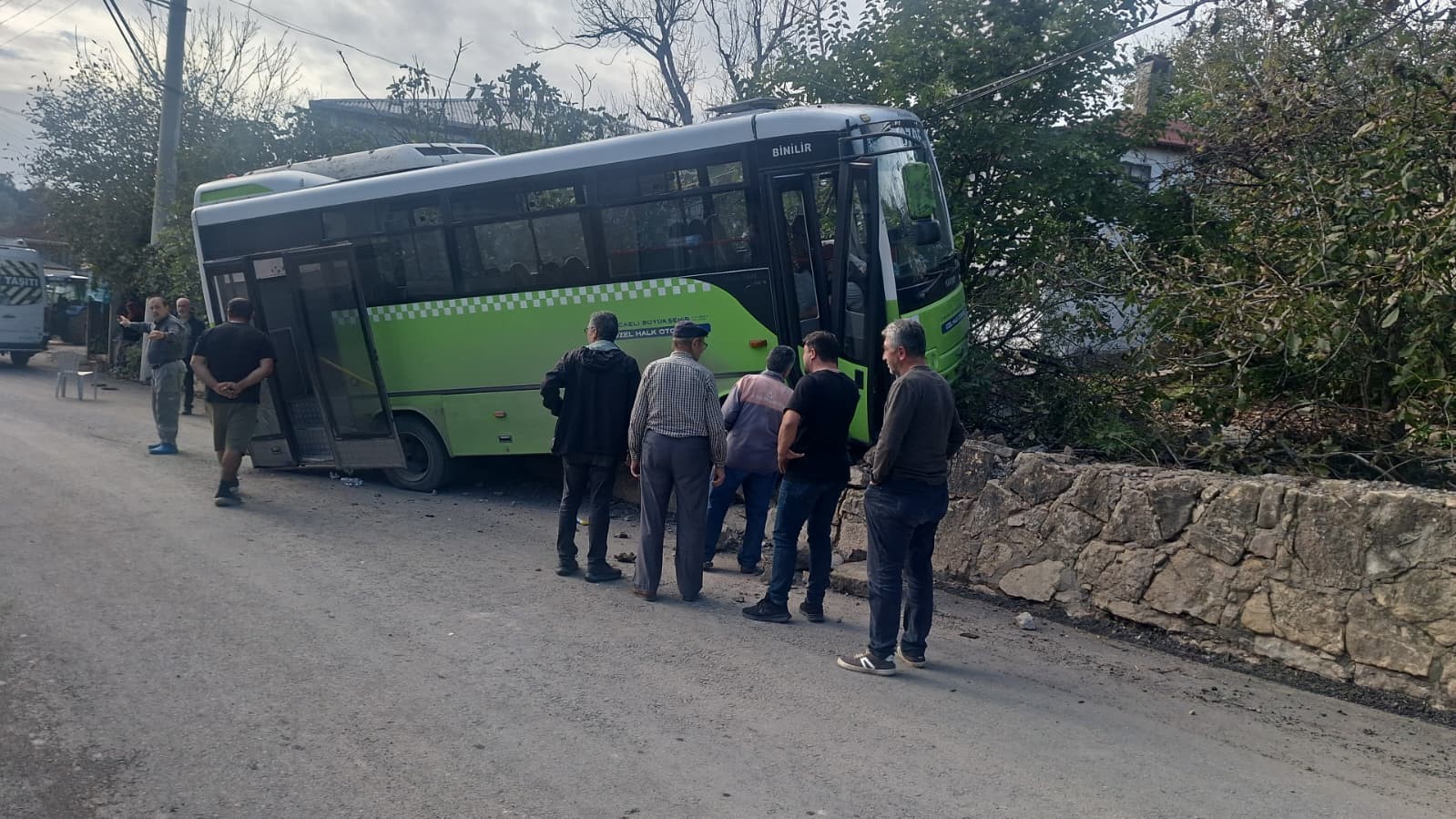 Özel halk otobüsü duvara çarptı!
