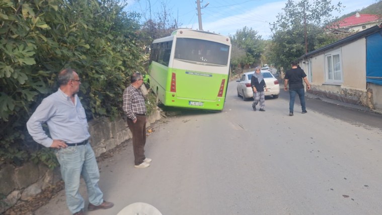 Özel halk otobüsü duvara çarptı!