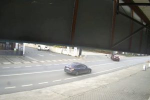 Sapanca’da feci kaza! Motosikletlinin metrelerce savrulduğu anlar kamerada