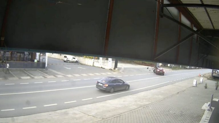 Sapanca’da feci kaza! Motosikletlinin metrelerce savrulduğu anlar kamerada