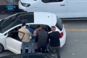 Sürücüyü yumruklayan kadın kamerada!