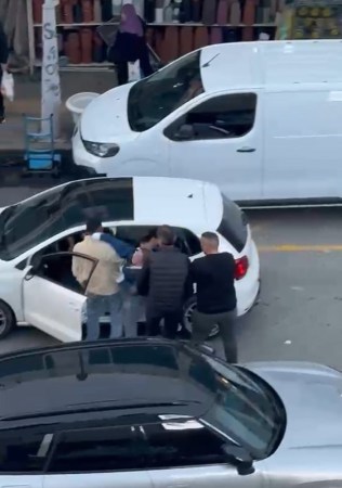Sürücüyü yumruklayan kadın kamerada!
