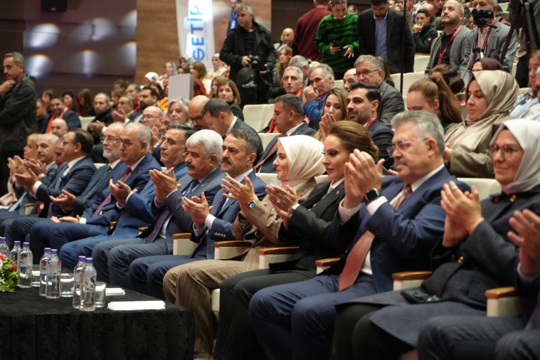 Bakan Göktaş: Aileyi güçlendirmek için tüm alanlar aile dostu olmalı