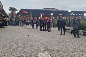 AVM’nin ortasında silahla kendini vurdu!