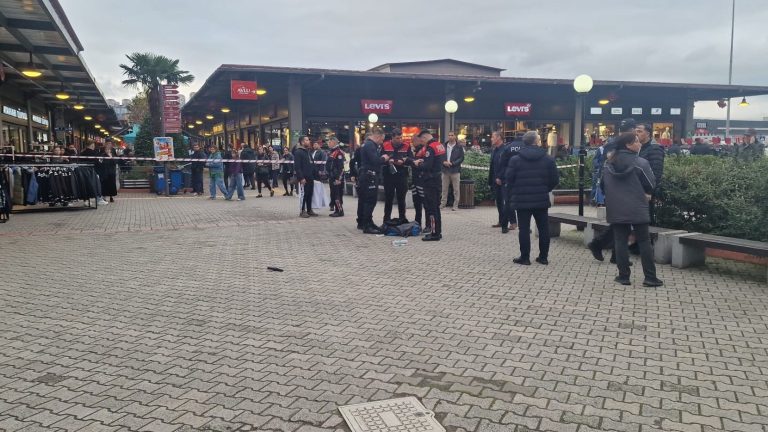 AVM’nin ortasında silahla kendini vurdu!