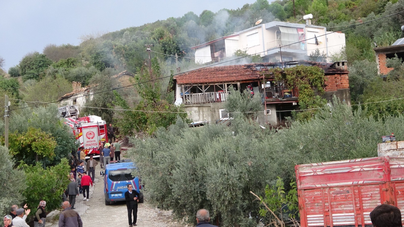 Benzinle odun yakmak isterken evi yaktı!