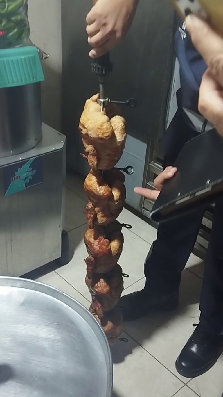 Vatandaşa bozuk tavuk yedireceklerdi!15 kilo bozuk tavuk ele geçirildi