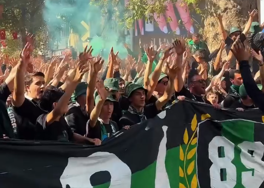 Kocaelispor taraftarından Beşiktaş maçı öncesi gövde gösterisi!