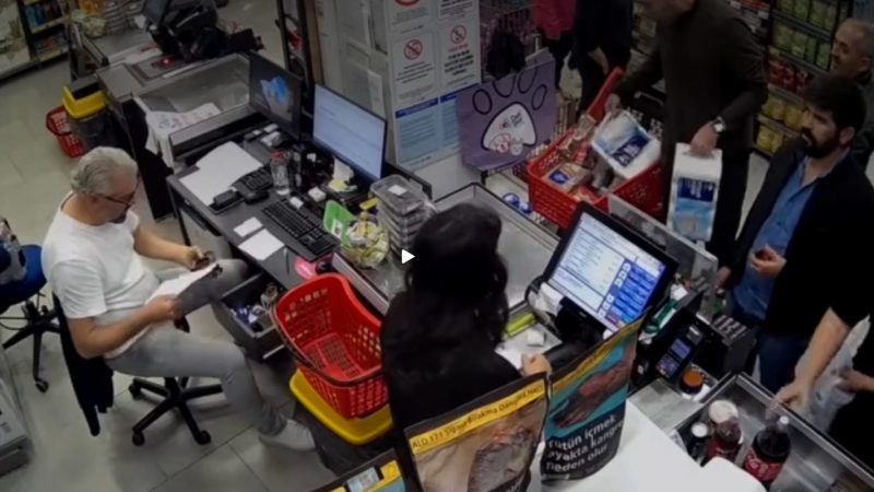 Başiskele’de marketin içinde gerginlik! Kameralara yansıdı
