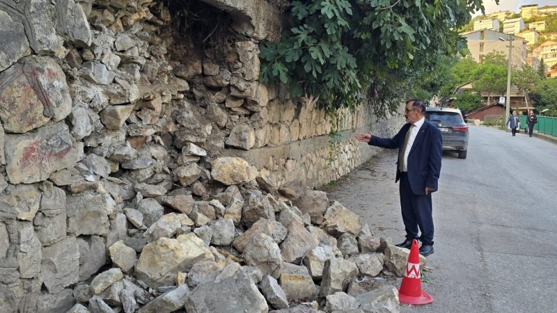 Yıkılan istinat duvarı korkuttu! MHP İzmit’ten “Önlem alın” çağrısı