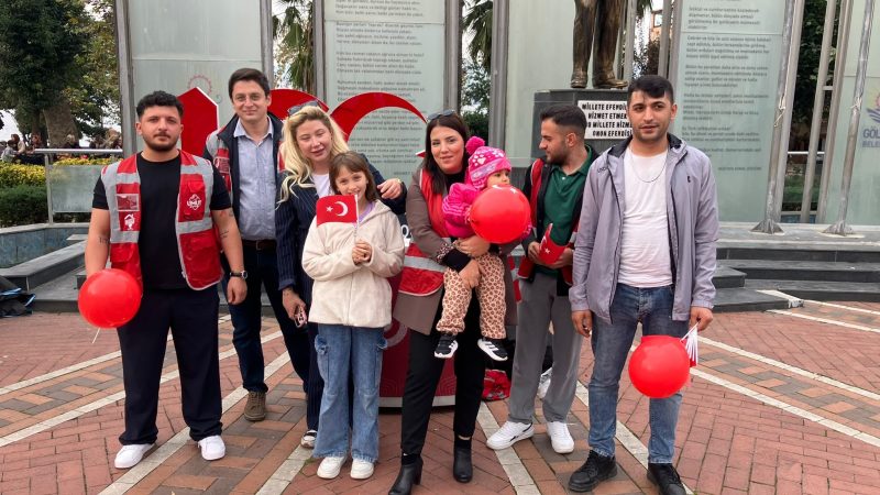 CHP Gölcük Gençlik Kolları’ndan Değirmendere’de bayrak dağıtımı