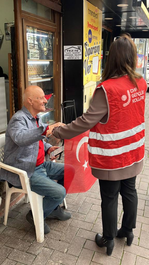 CHP Gölcük Gençlik Kolları’ndan Değirmendere’de bayrak dağıtımı