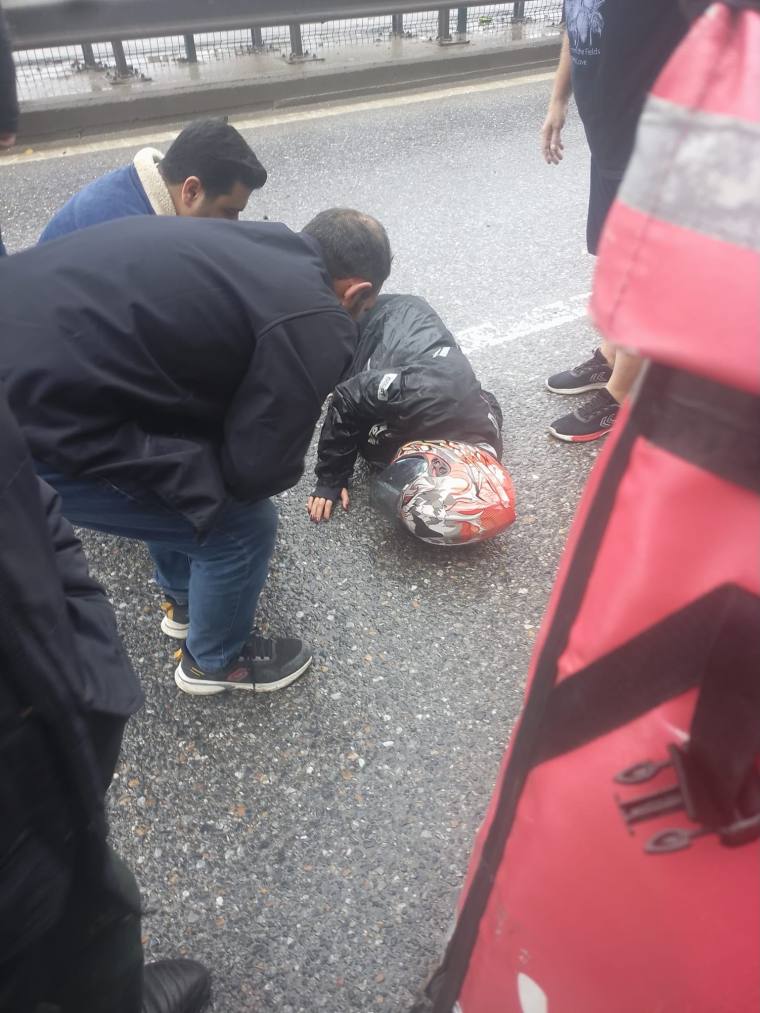 Milli İrade Meydanı’nda kaza! Kadın kurye yola savruldu