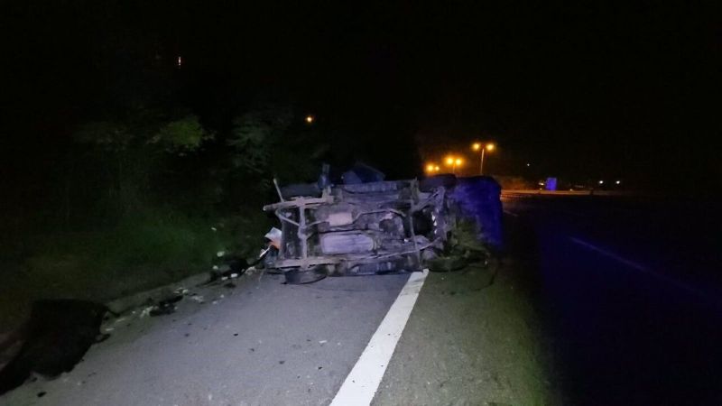 Kazadan kurtuldu, hasara bakmak isterken tır çarptı!