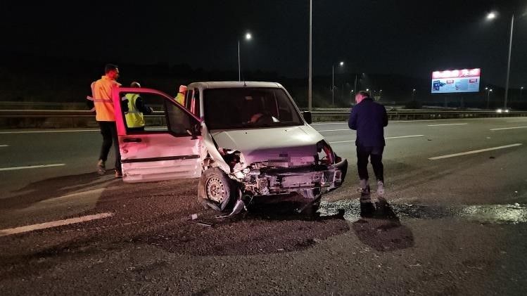 Bariyerlere çarpan sürücü can verdi!