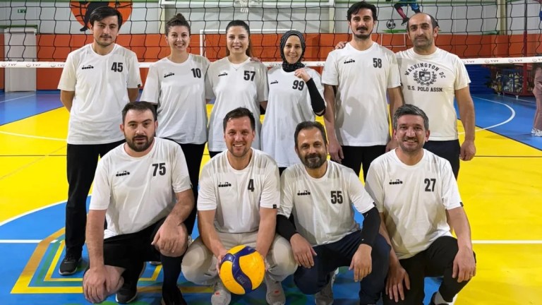 32 okul şampiyonluk için parkeye çıktı