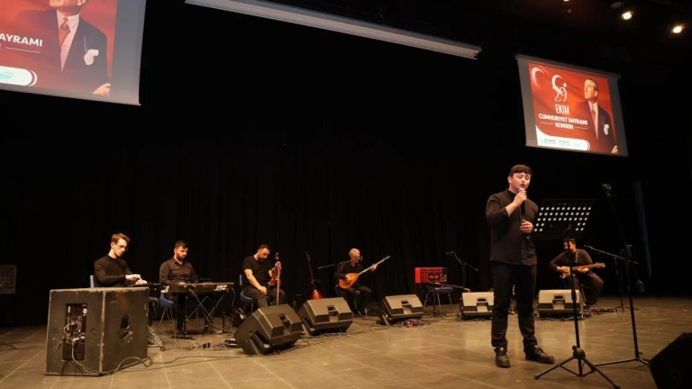 Çayırova’da Cumhuriyet coşkusu sahnede yaşandı