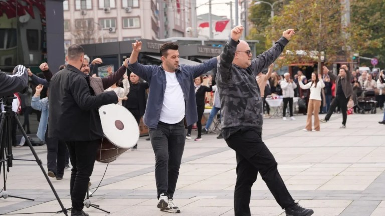 Cumhuriyet için 41 kişi zeybek oynadı