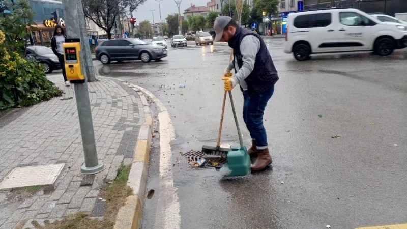 Darıca’da sağanak yağışa karşı mazgal temizliği