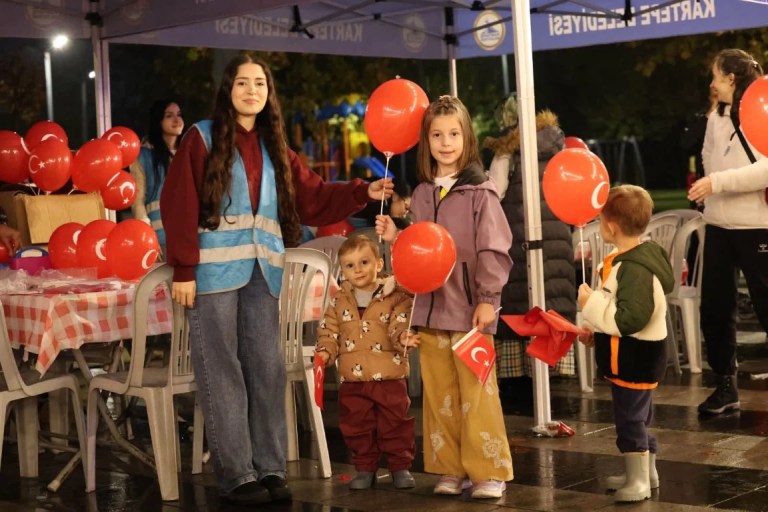 Kartepe’de Cumhuriyet coşkusu meydanlara taştı