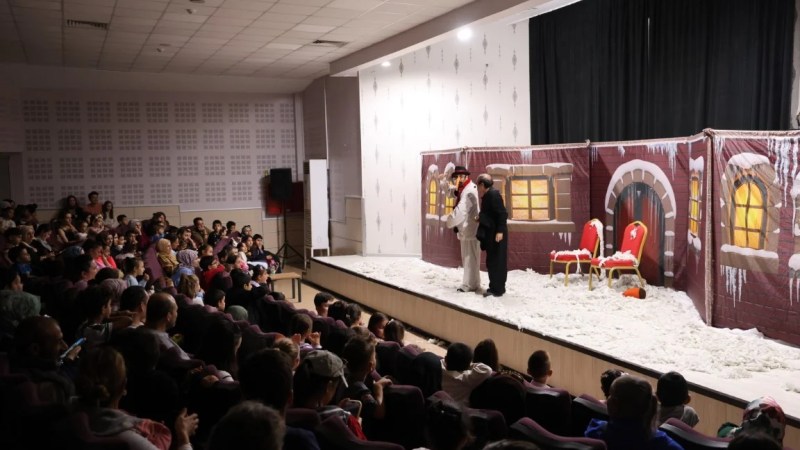 Kartepe'de minikler tiyatroyla buluştu