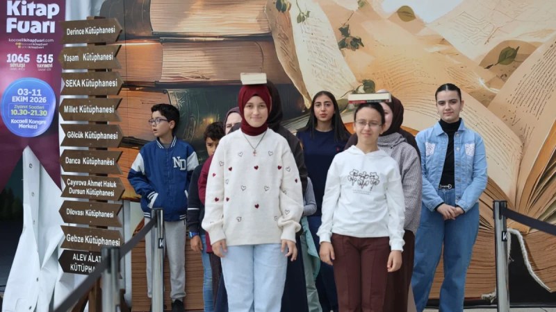Kitapla denge oyunu fuara renk kattı!