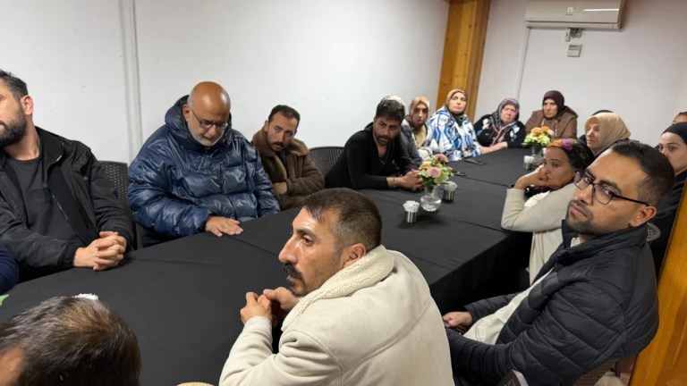 Tahliye edilen aileleri Başkan Sezer ziyaret etti
