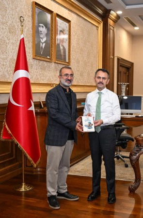 Vali Aktaş'a 'Aslı Gibidir' romanı sunuldu
