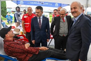 Vali İlhami Aktaş Gebze’de kan bağışına katıldı