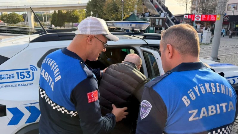 Zabıta ekipleri zor durumdaki vatandaşa yetişti