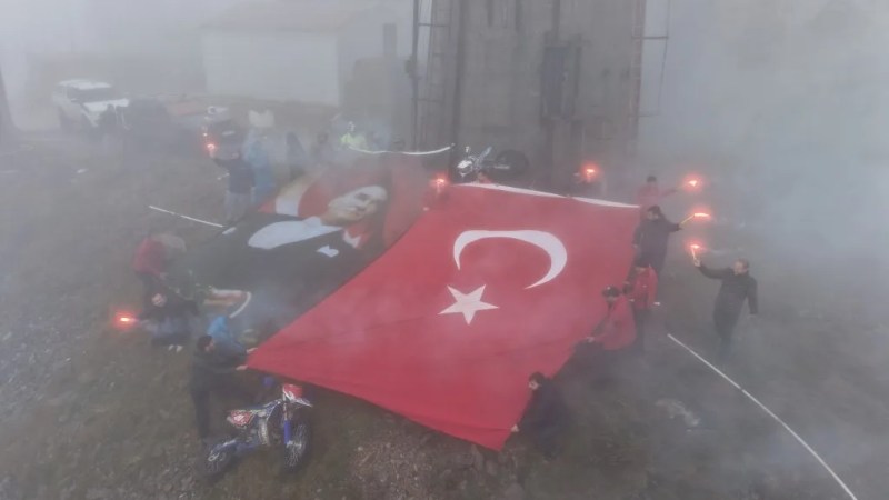 Ay yıldızlı bayrak zirvede dalgalandı