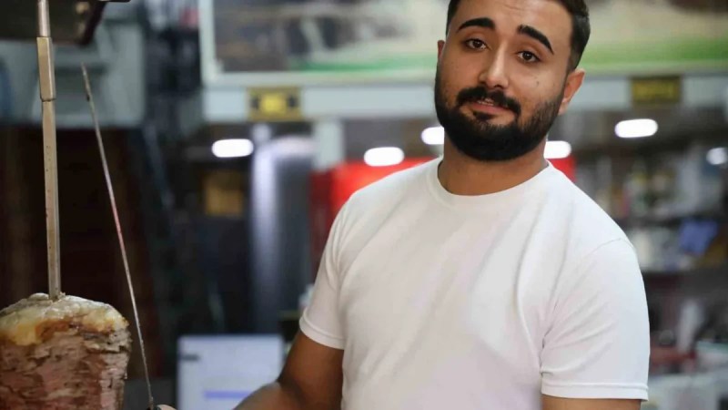 Boğulmaktan kurtuldu yemeğine devam etti!