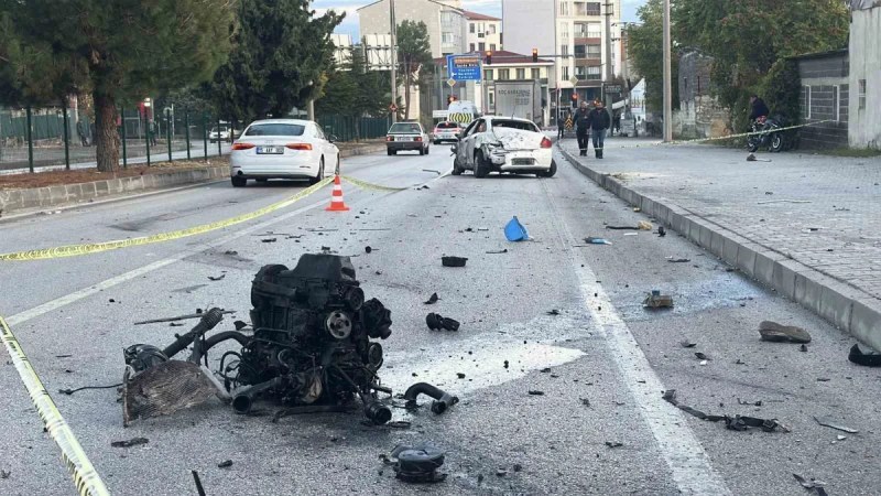 Çarpmanın etkisiyle motor yola fırladı!