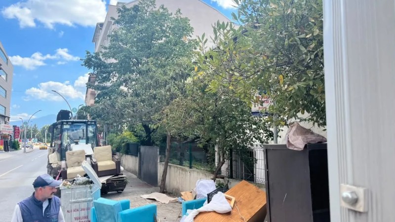İzmit'te çöp yığını kaldırıldı