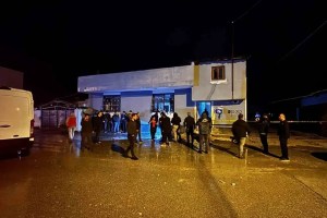 Kapısına patlayıcı atılan anne yardım istedi!