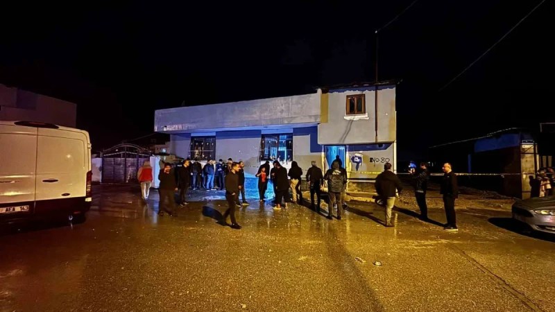 Kapısına patlayıcı atılan anne yardım istedi!